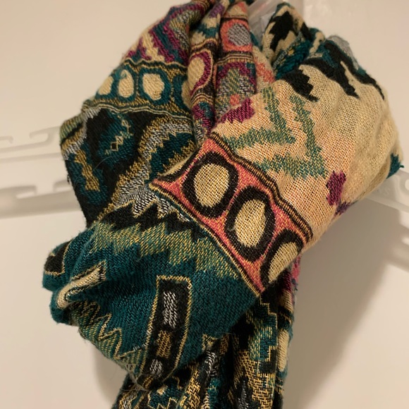 Forever 21 Green and Beige Aztec Print Scarf - Picture 2 of 4